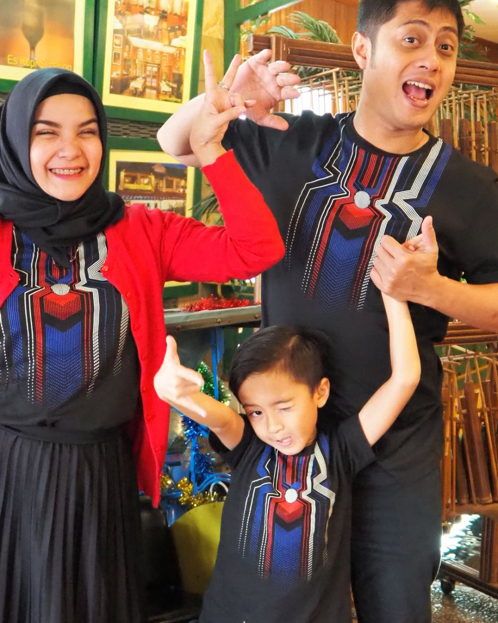 8 Potret harmonis keluarga Ferry Ardiansyah yang jarang terekspos