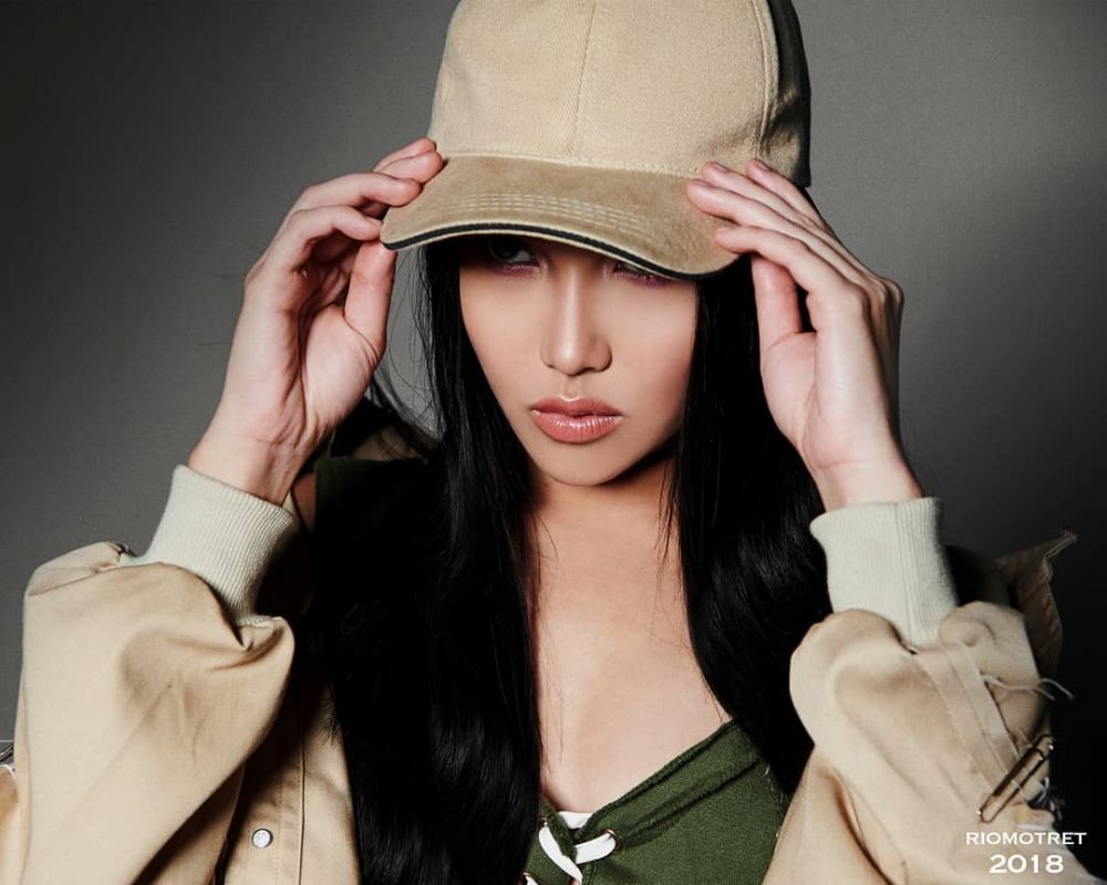 Beda dari biasanya, ini 9 gaya Ayu Ting Ting saat pemotretan