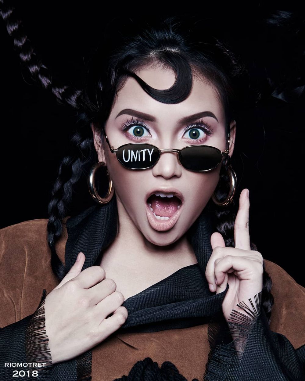 Beda dari biasanya, ini 9 gaya Ayu Ting Ting saat pemotretan