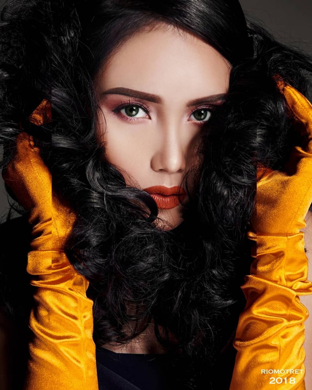 Beda dari biasanya, ini 9 gaya Ayu Ting Ting saat pemotretan
