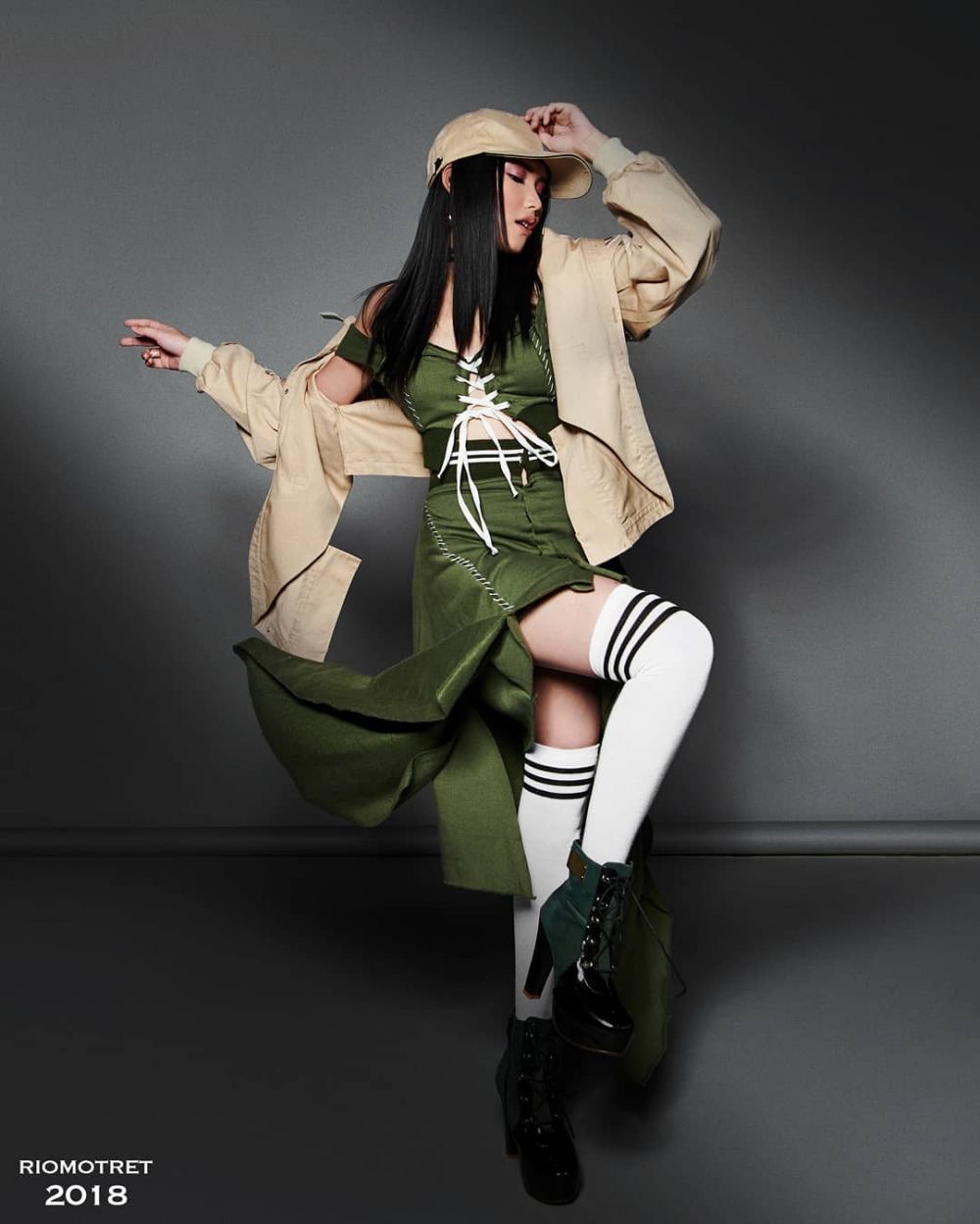 Beda dari biasanya, ini 9 gaya Ayu Ting Ting saat pemotretan