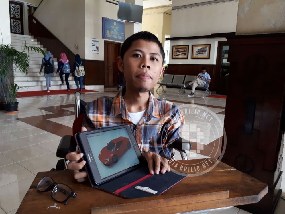 Fahmi Husaen, mahasiswa UGM berkursi roda peraih prestasi desain mobil