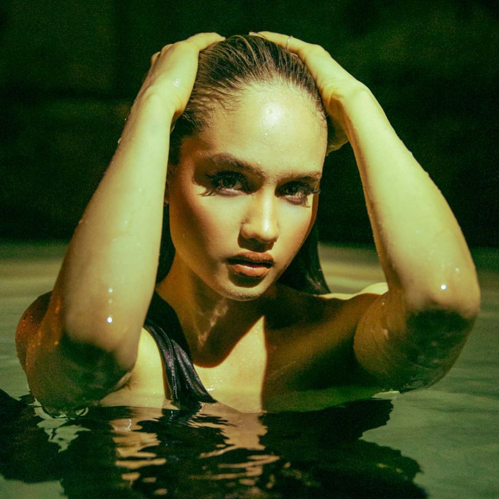7 Potret seksi Cinta Laura basah-basahan di kolam, super hot