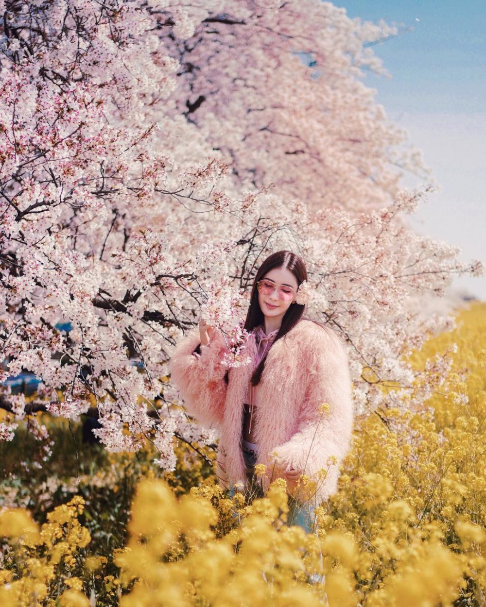 10 Gaya liburan mewah serba pink ala Jamie Chua, cetar abis