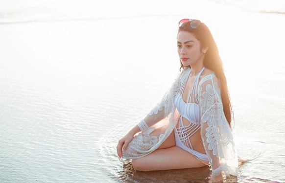 10 Gaya Selvi Kitty pamer perut ini bikin panas dingin