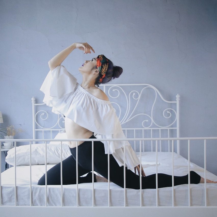 10 Gaya Selvi Kitty pamer perut ini bikin panas dingin