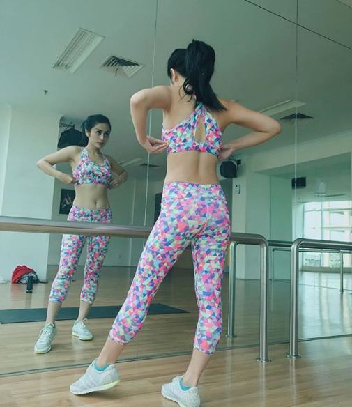 10 Gaya Selvi Kitty pamer perut ini bikin panas dingin