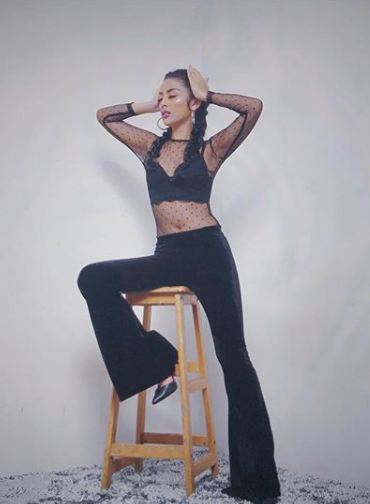 10 Gaya Selvi Kitty pamer perut ini bikin panas dingin