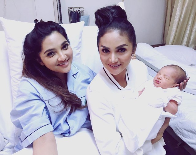 Biasa tampil full makeup, ini 7 raut wajah Ashanty saat tanpa riasan