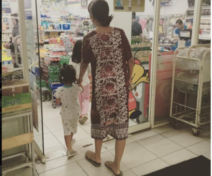 Gaya 7 seleb momong anak pakai daster, cantiknya nggak luntur