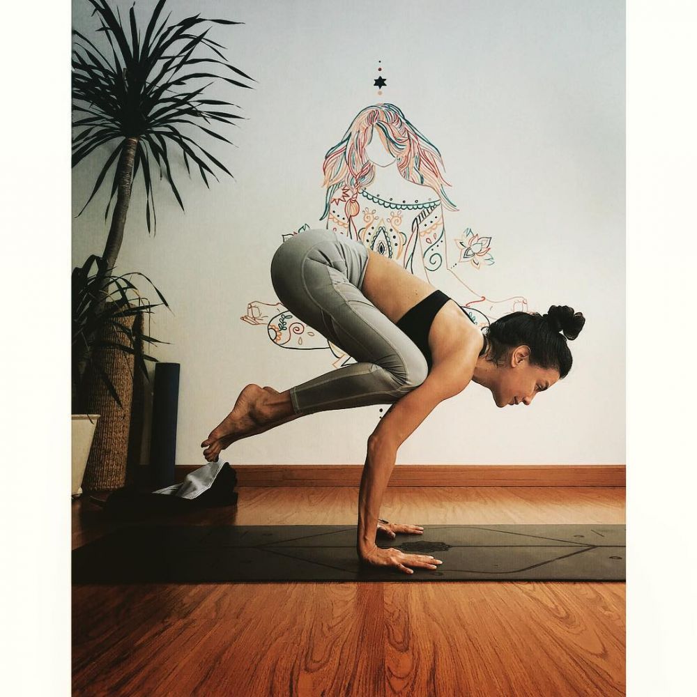 10 Gaya Sophia Latjuba saat yoga, tubuhnya lentur banget