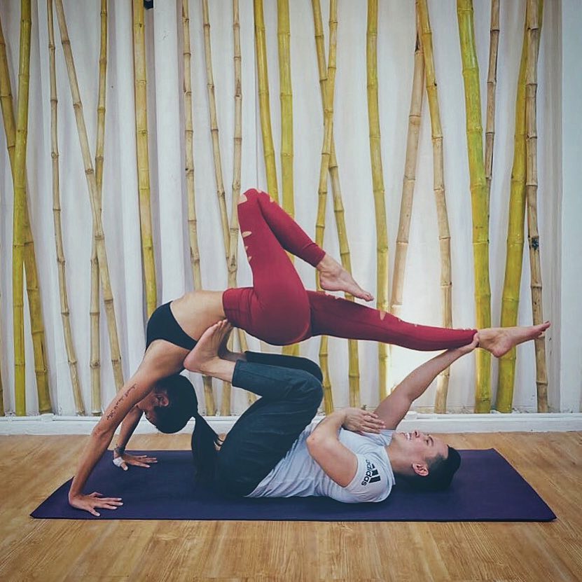 10 Gaya Sophia Latjuba saat yoga, tubuhnya lentur banget