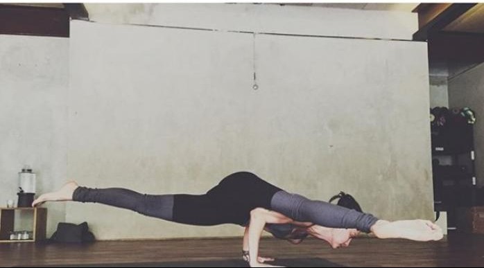 10 Gaya Sophia Latjuba saat yoga, tubuhnya lentur banget