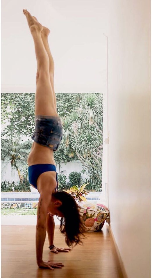 10 Gaya Sophia Latjuba saat yoga, tubuhnya lentur banget