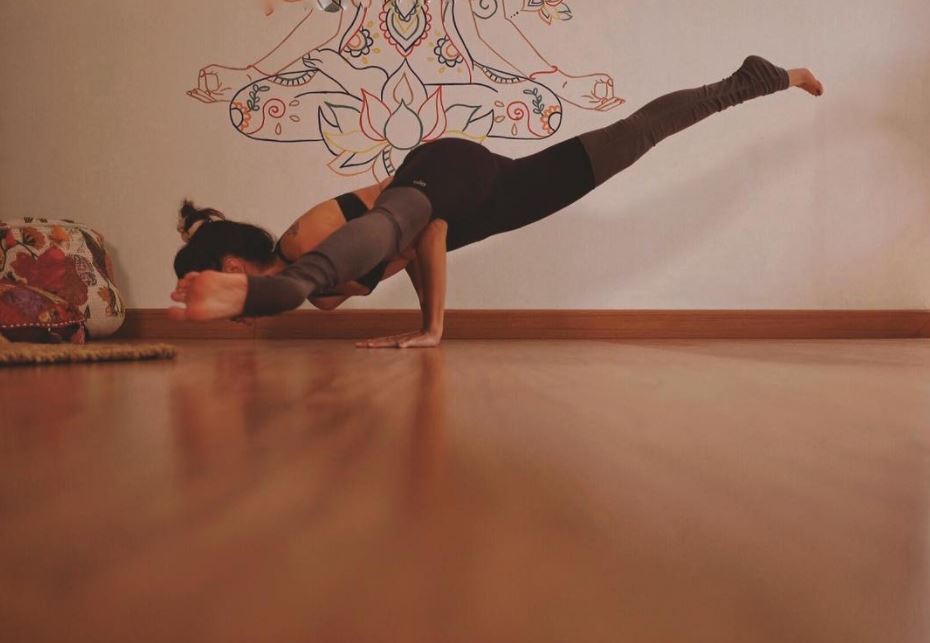 10 Gaya Sophia Latjuba saat yoga, tubuhnya lentur banget