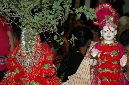 10 Ritual pernikahan unik di dunia, pengantin ada yang diludahi