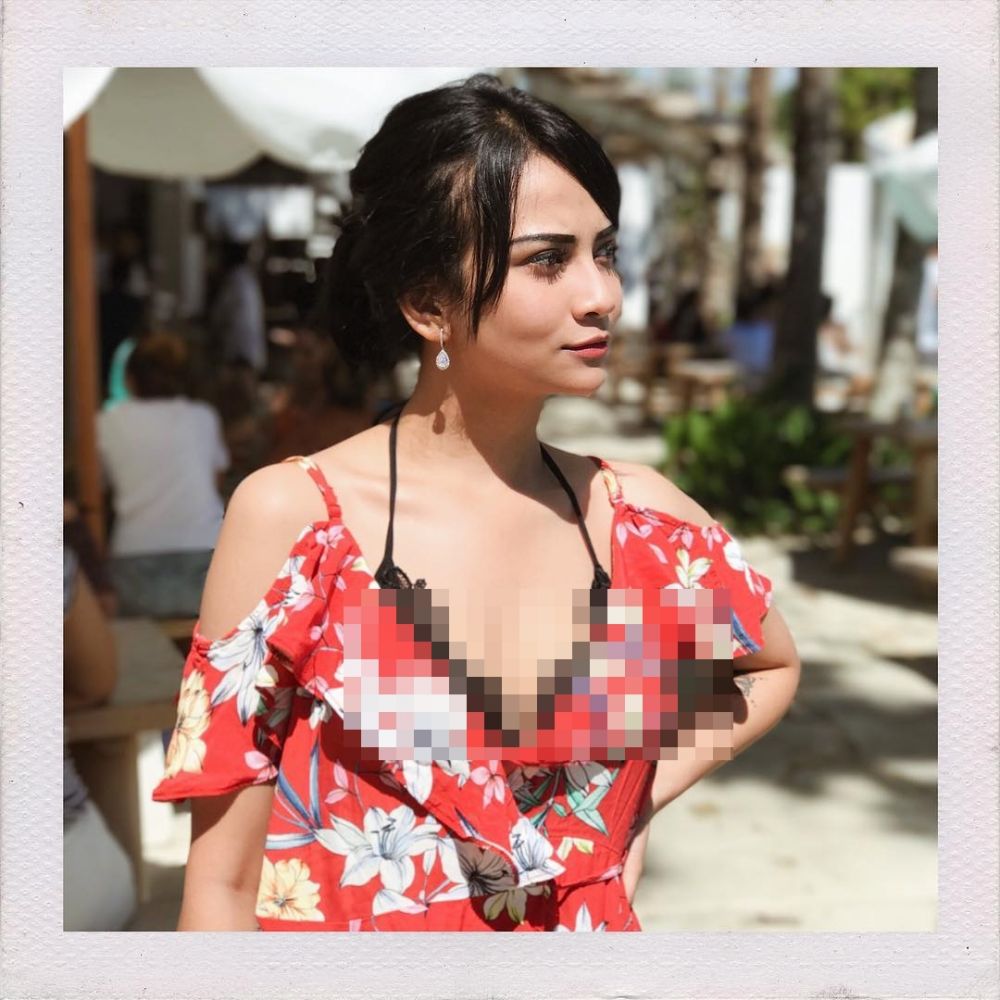 10 Penampilan Vanessa Angel dengan pundak terbuka, manis dan seksi