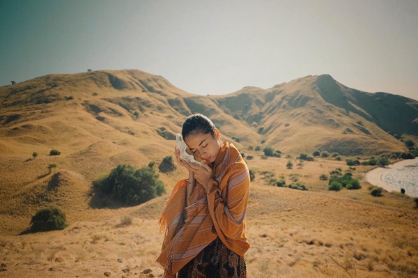 10 Gaya Putri Marino dalam balutan kain etnik, cantik khas Indonesia
