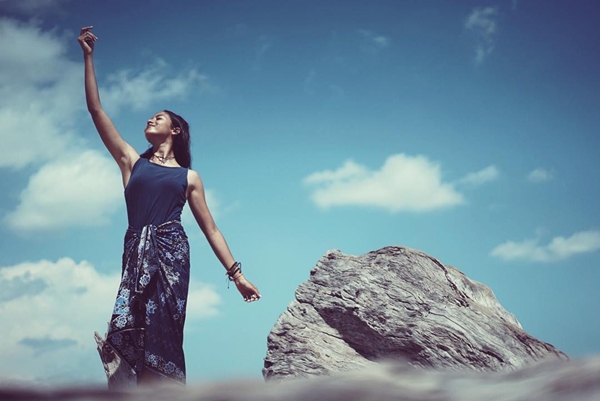 10 Gaya Putri Marino dalam balutan kain etnik, cantik khas Indonesia