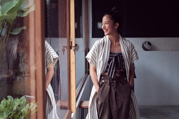 10 Gaya Putri Marino dalam balutan kain etnik, cantik khas Indonesia