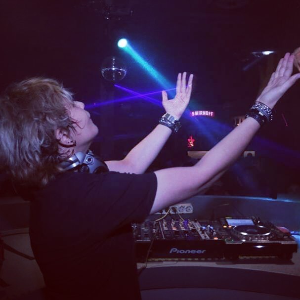 Fokus menjadi DJ, begini 10 aksi Mitha 'The Virgin' saat manggung