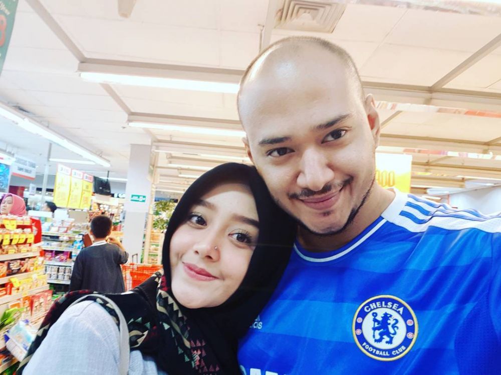 6 Vokalis grup band rock Indonesia ini memiliki istri yang cantik