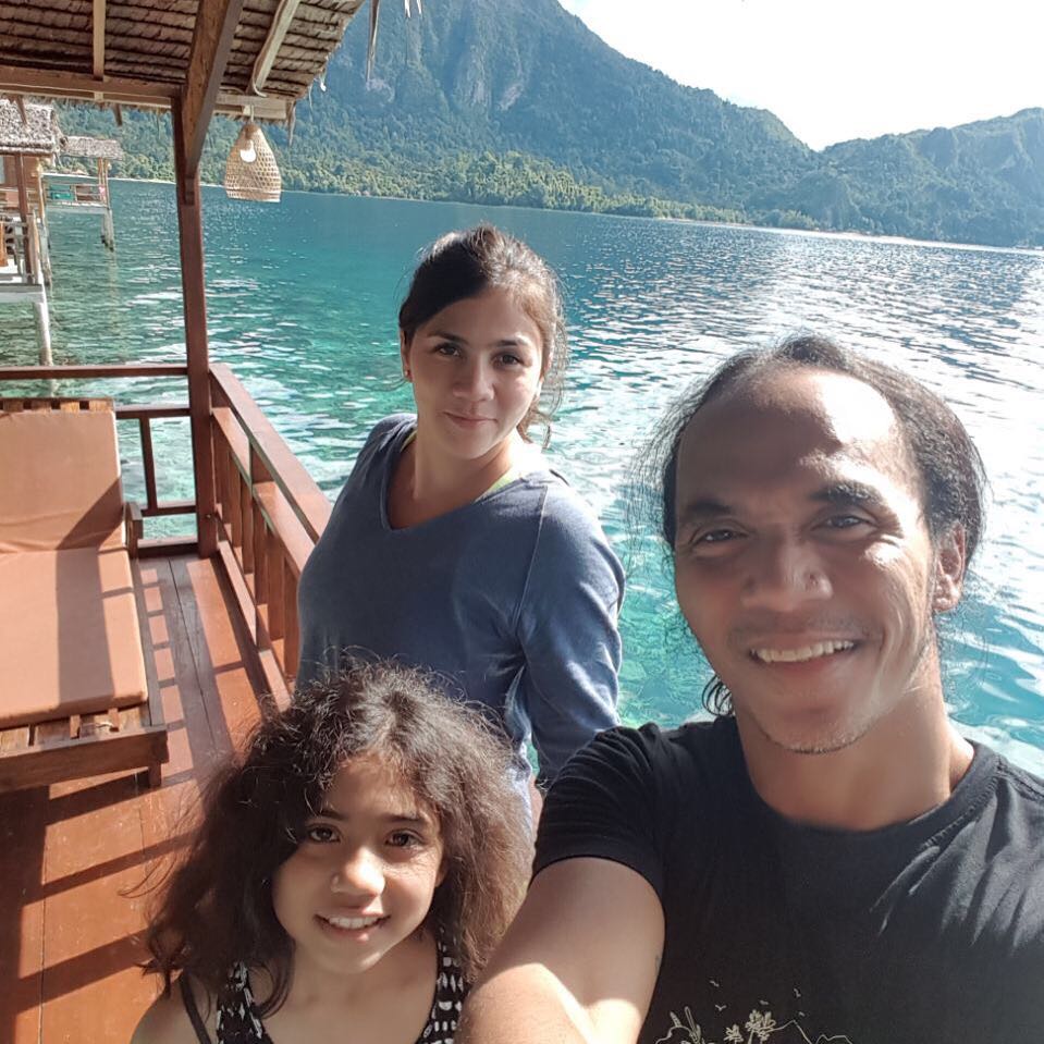 6 Vokalis grup band rock Indonesia ini memiliki istri yang cantik