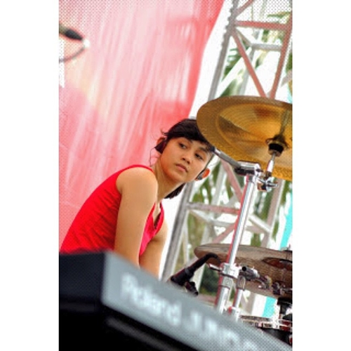 10 Pesona Athira Farina, pilot cantik asal Medan yang jago gebuk drum