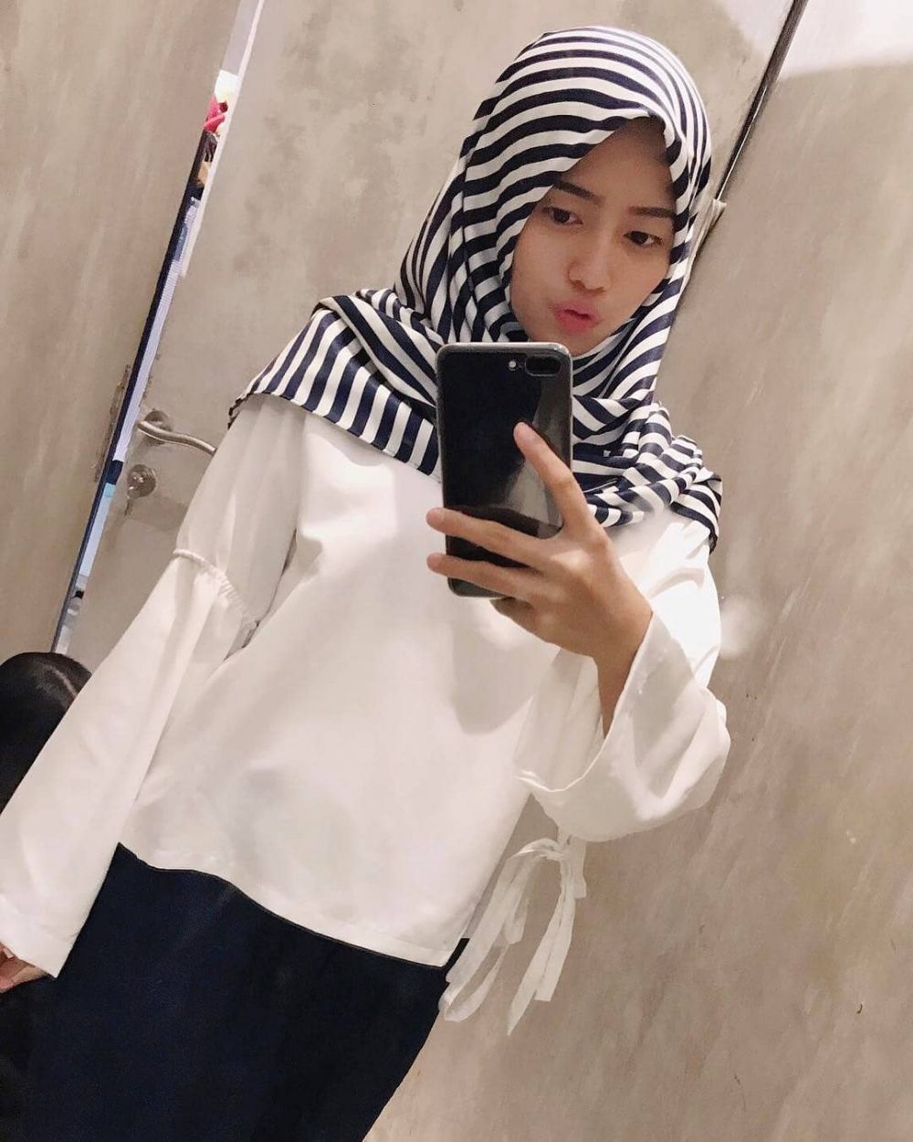 7 Gaya hijab simpel Dena eks JKT48 ini bisa jadi inspirasi buat OOTD