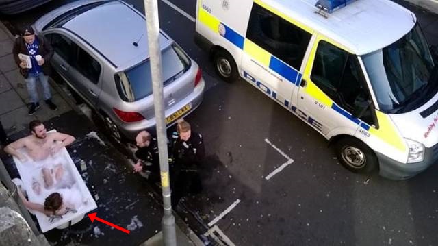 10 Kelakuan orang cuek dengan suasana sekitar ini bikin ngelus dada