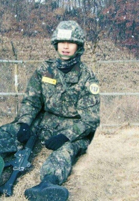 Momen 10 seleb Korea Selatan saat wamil, gagah pakai baju tentara
