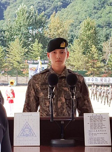 Momen 10 seleb Korea Selatan saat wamil, gagah pakai baju tentara