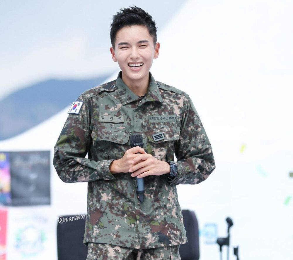 Momen 10 seleb Korea Selatan saat wamil, gagah pakai baju tentara