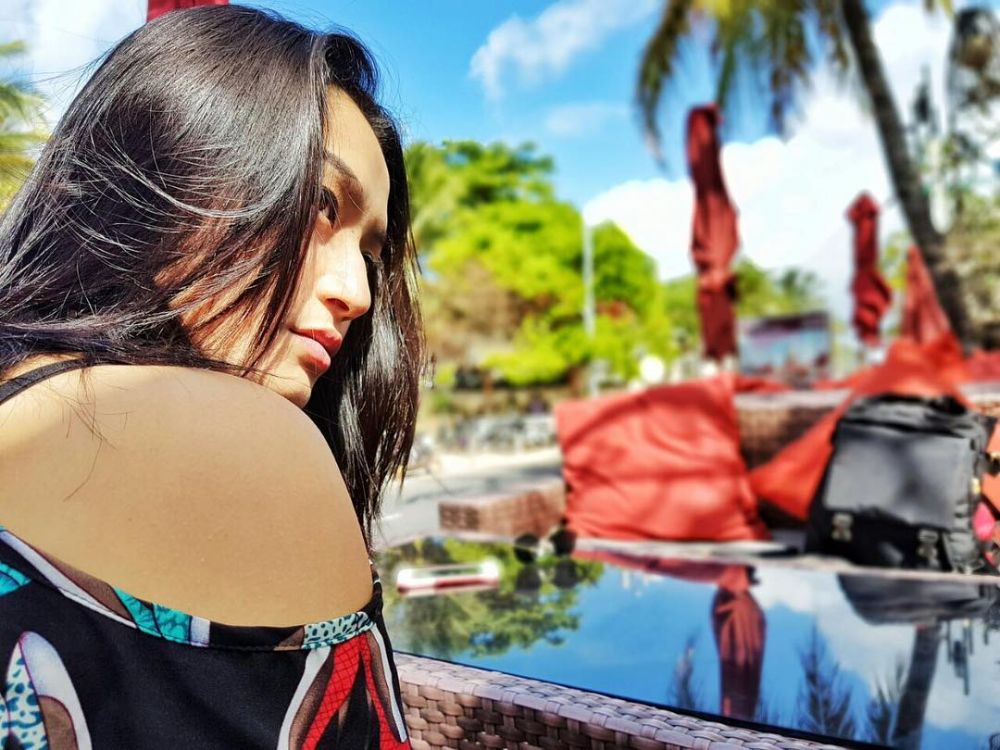 8 Potret Siti Badriah saat pamer pundak, seksi abis