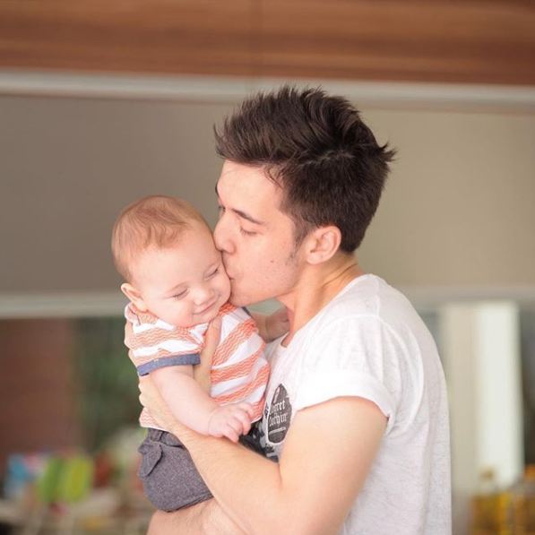 10 Momen Stefan William saat asuh baby Lucio, hot daddy nih