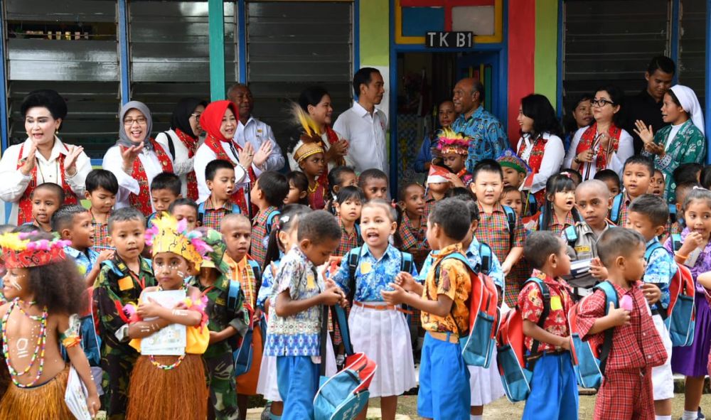 7 Momen Presiden Jokowi saat kunjungi Papua, penuh antusias masyarakat