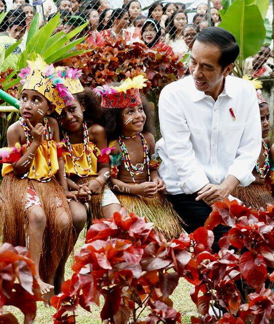 7 Momen Presiden Jokowi saat kunjungi Papua, penuh antusias masyarakat