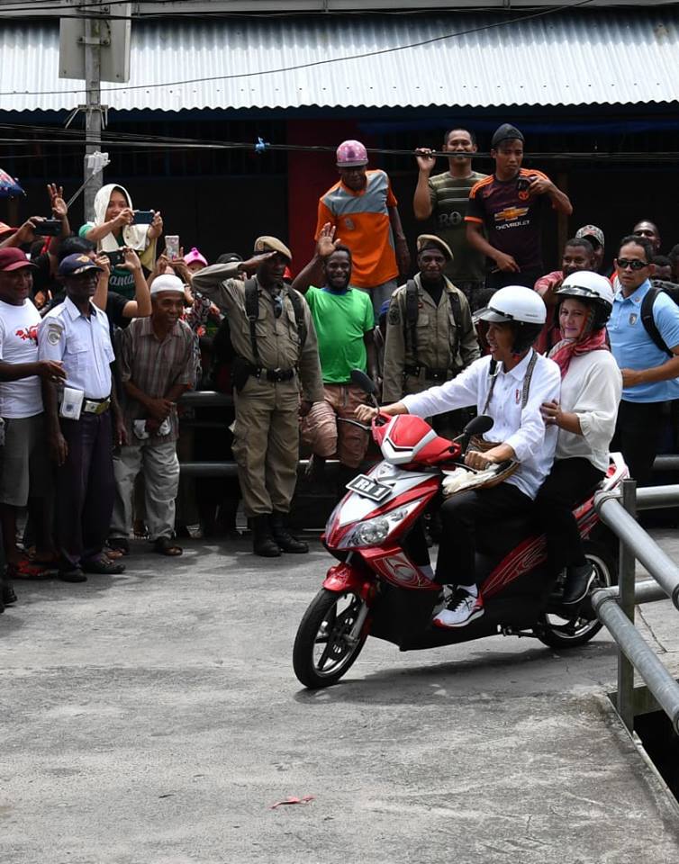 7 Momen Presiden Jokowi saat kunjungi Papua, penuh antusias masyarakat
