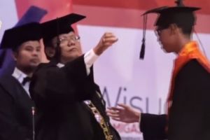 Momen mahasiswa 'nganggurin' dosen saat wisuda ini kocak abis