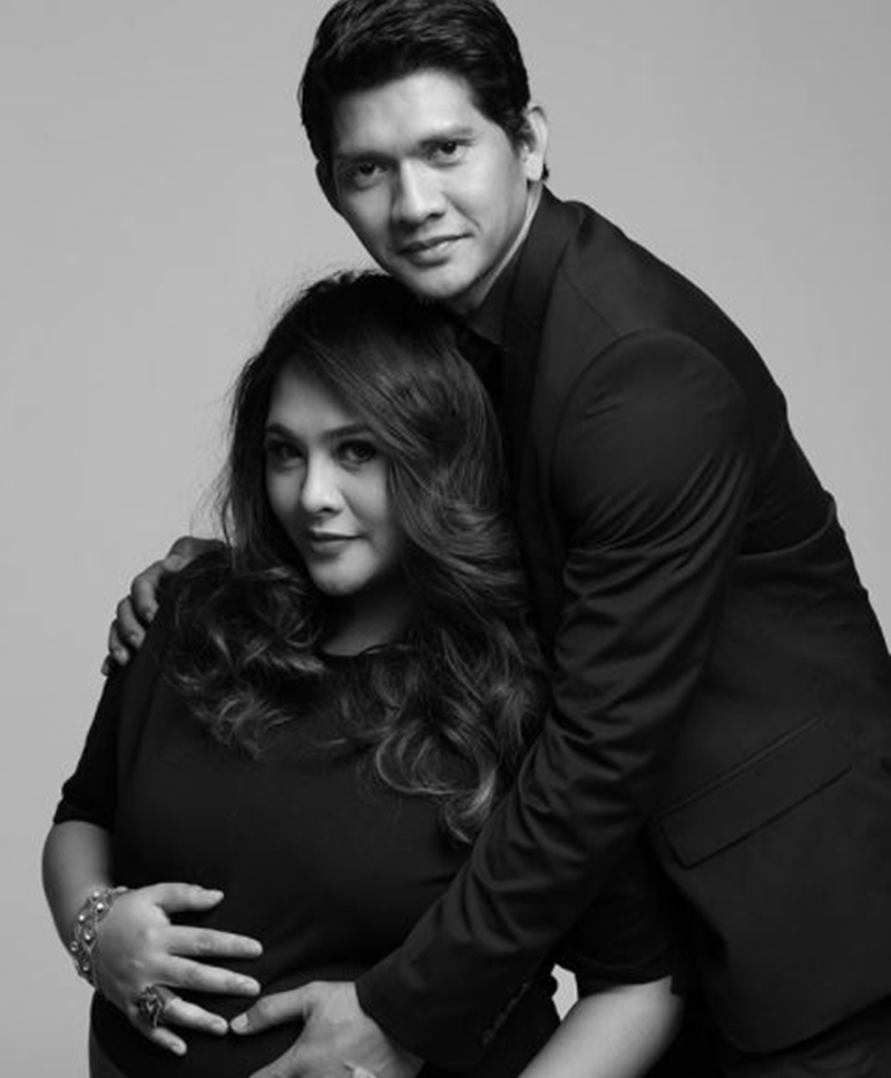 8 Potret maternity romantis Audy & Iko Uwais, penuh nuansa hitam putih