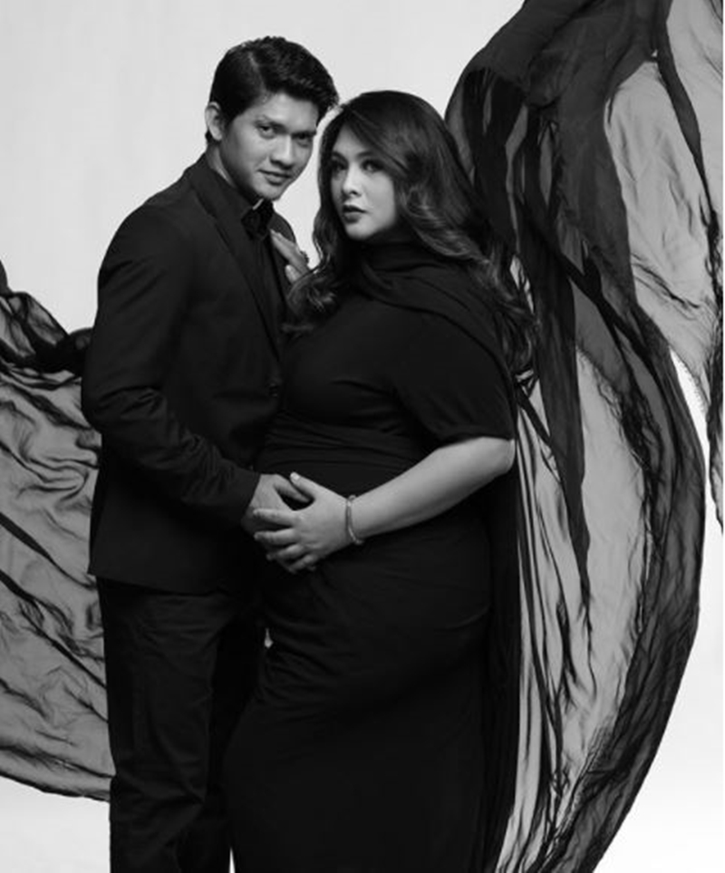 8 Potret maternity romantis Audy & Iko Uwais, penuh nuansa hitam putih