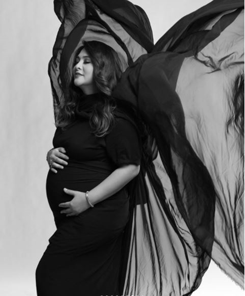 8 Potret maternity romantis Audy & Iko Uwais, penuh nuansa hitam putih