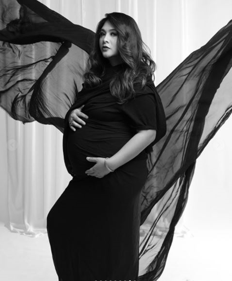 8 Potret maternity romantis Audy & Iko Uwais, penuh nuansa hitam putih