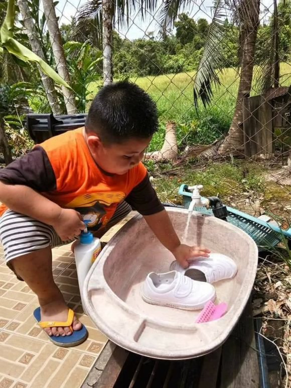 Kisah bocah 5 tahun bantu kerjaan kakeknya, dari nyuci sampai berkebun