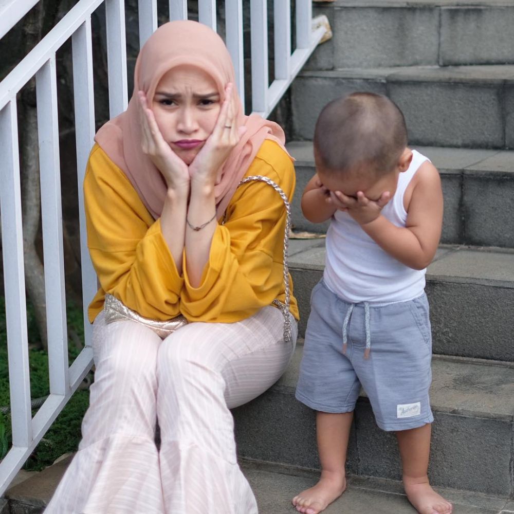 10 Tingkah kocak Kaba, putra Zaskia Mecca, balita pinter ngelawak nih