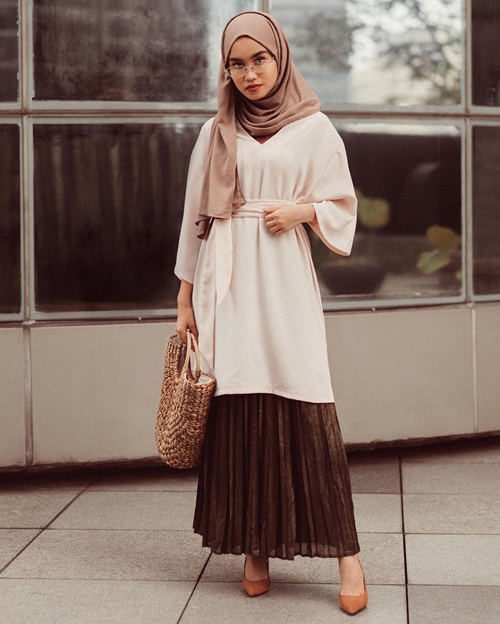 10 Gaya fashion hijaber simpel ala Firaa Assagaf si fotografer cantik