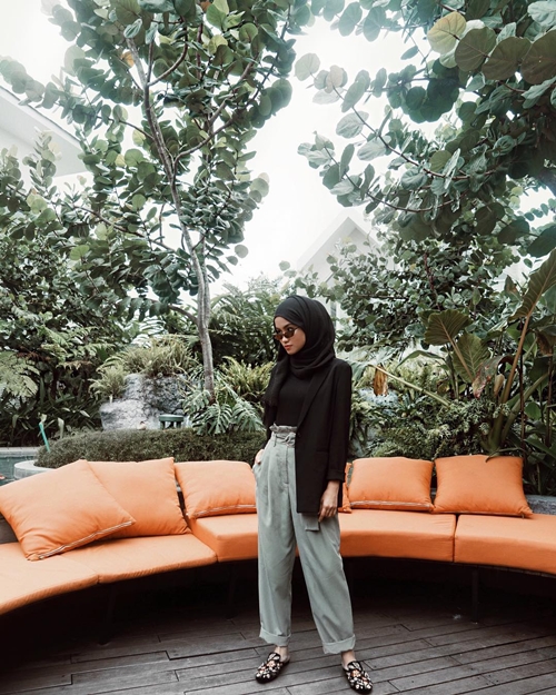 10 Gaya fashion hijaber simpel ala Firaa Assagaf si fotografer cantik