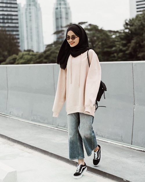 10 Gaya fashion hijaber simpel ala Firaa Assagaf si fotografer cantik