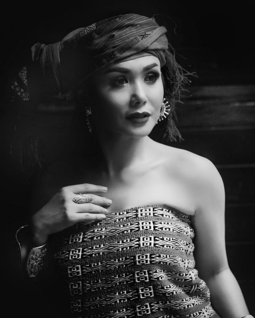 Yuni Shara dikatain tua saat pamer foto pundak mulus, ini 10 potr