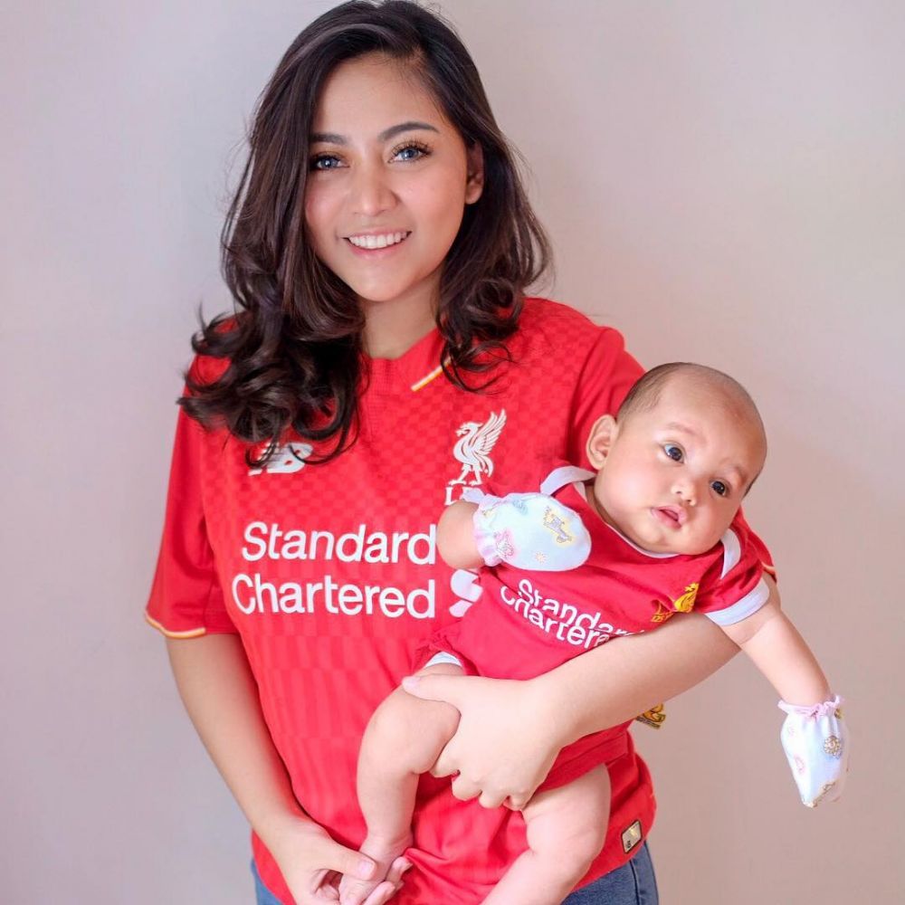 10 Potret Rachel Vennya menggendong bayi Xabiru, stylish banget 